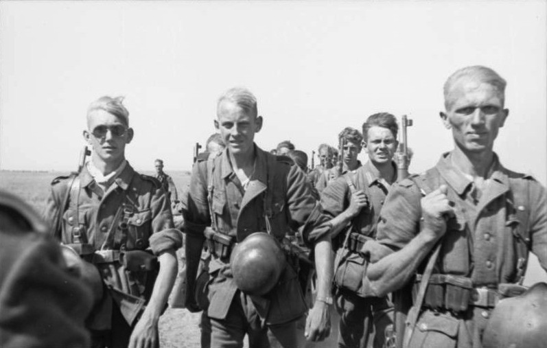 Soldaţi germani mărşăluind, foto de Klintzsch, German Federal Archives, Wikipedia