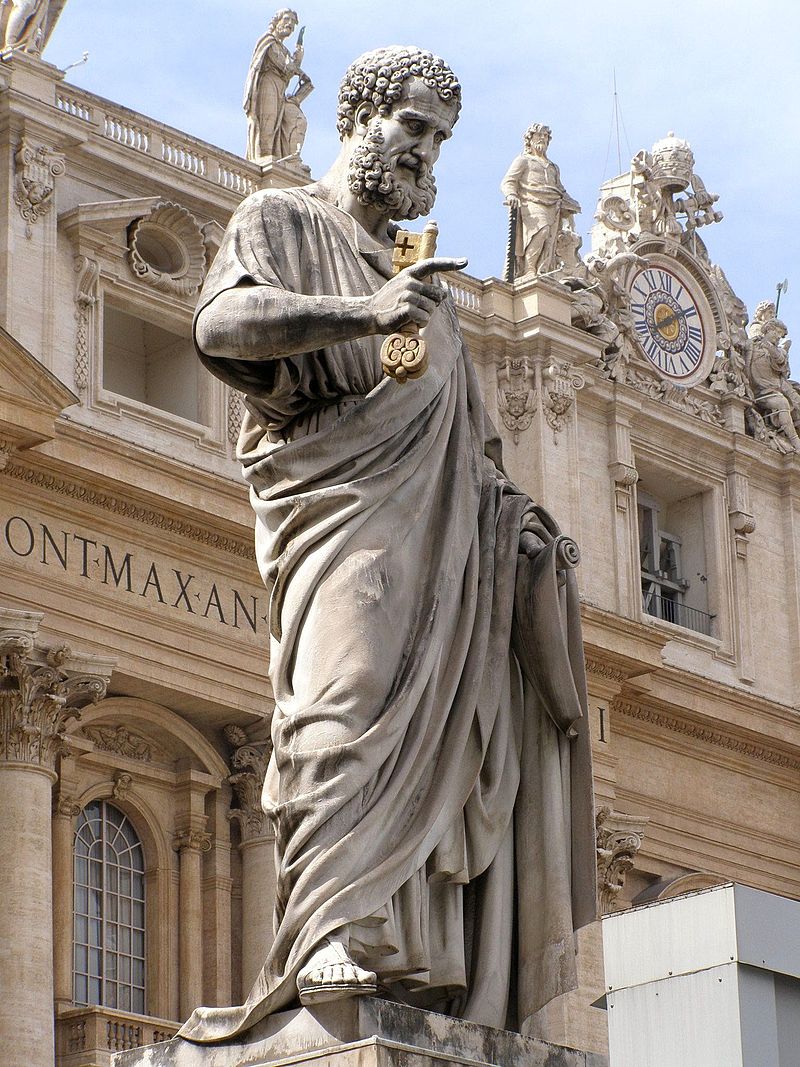 Foto Lure, Statuia Sfântului Petru din faţa Bazilicii Sf. Petru, reprezentat cu cheile Raiului. Wikipedia.