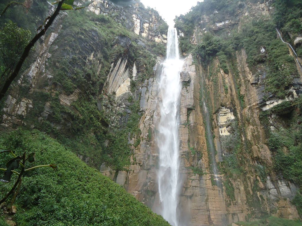 Cascada Yumbilla, de 895 metri înălţime, situată în apropiere de. Cuispes, Chachapoyas, Perú. Autor foto Fregopie, Wikipedia.